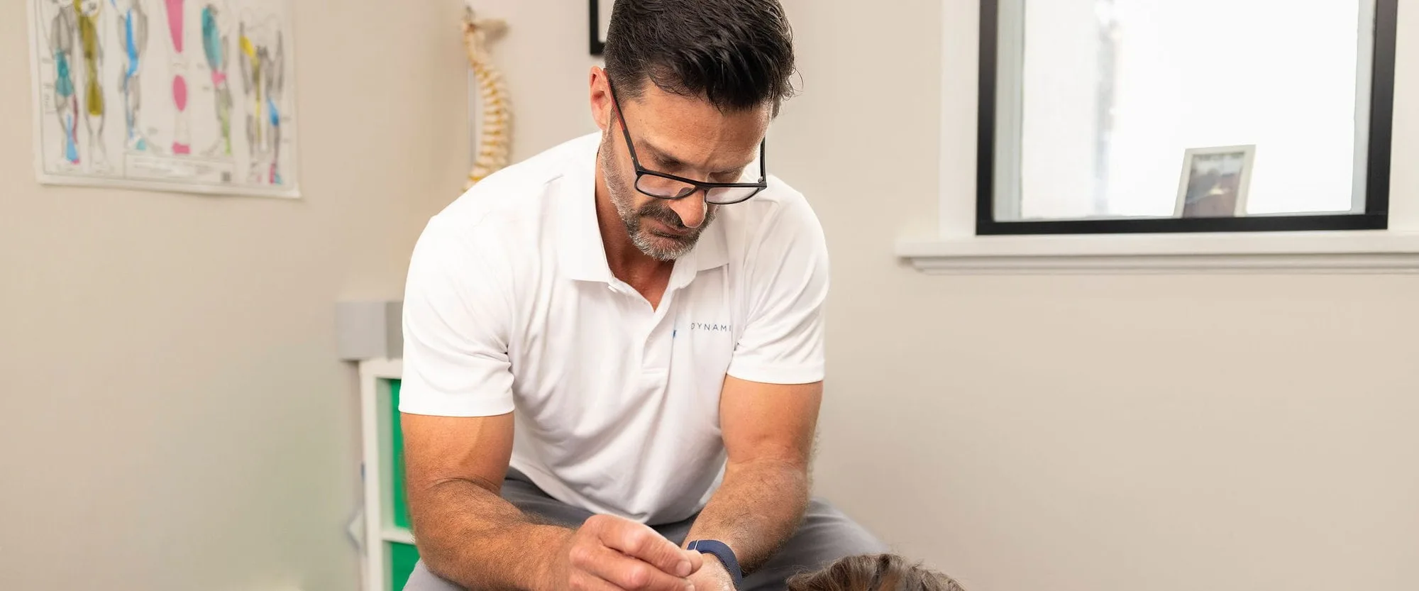 Rob Simms-Reeve treating a patient’s upper back